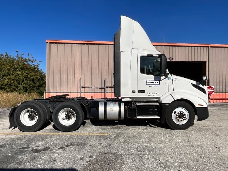 2022 Volvo VNL 300 in Sarasota, FL — photo 8