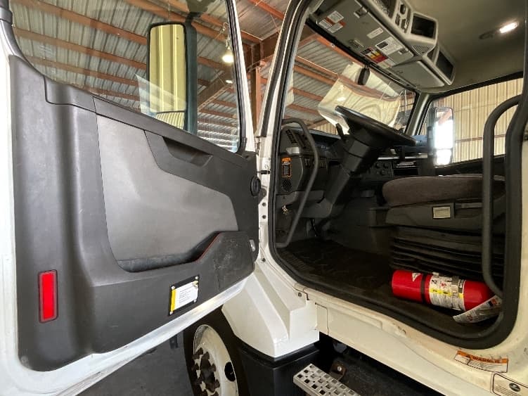 2022 Volvo VNL 300 in Sarasota, FL — photo 9