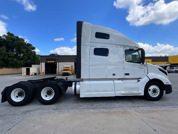 2022 Volvo VNL 760 in Tampa, FL — photo 8