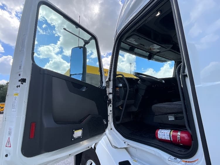 2022 Volvo VNL 760 in Tampa, FL — photo 9
