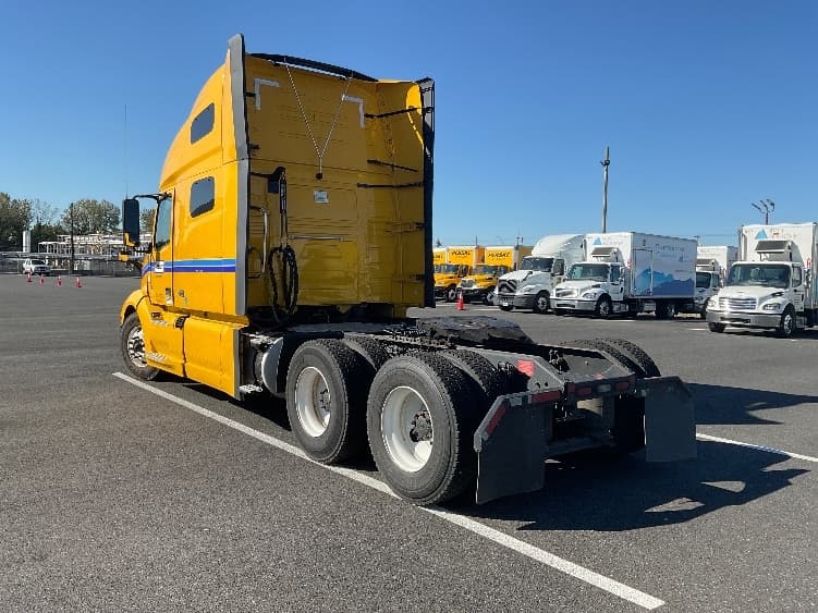 2022 Volvo VNL 760 in Philadelphia, PA — photo 5