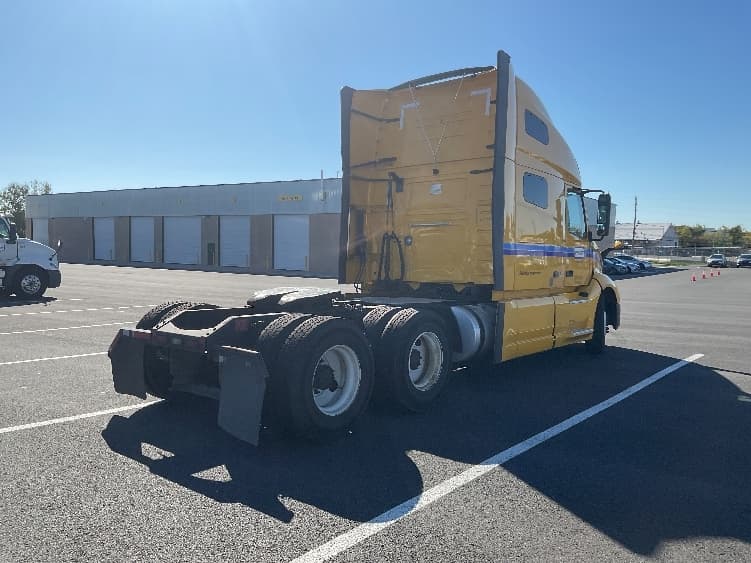 2022 Volvo VNL 760 in Philadelphia, PA — photo 7