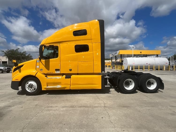 2022 Volvo VNL 760 in Tampa, FL — photo 4