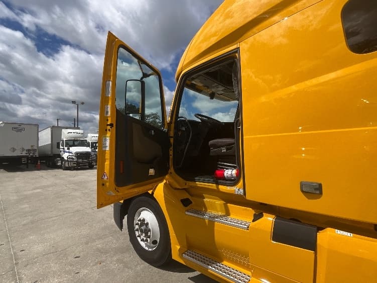 2022 Volvo VNL 760 in Tampa, FL — photo 9