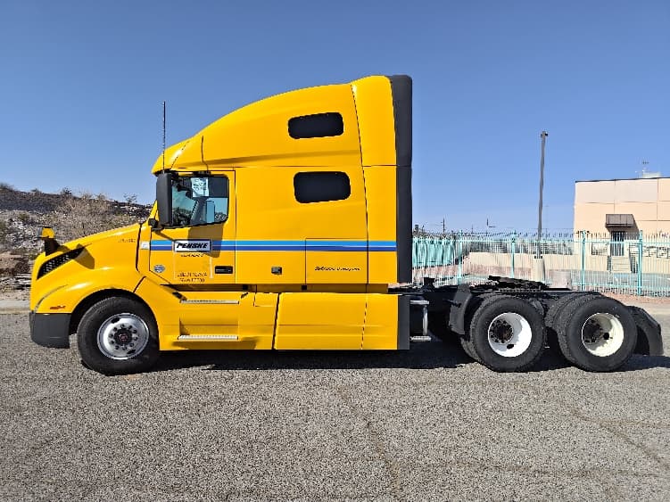 2022 Volvo VNL 760 in El Paso, TX — photo 4