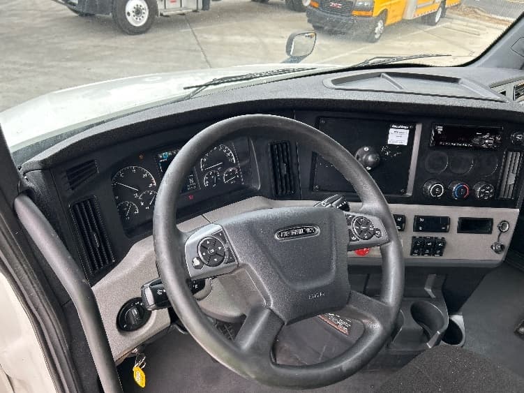2021 Freightliner Cascadia in Fontana, CA — photo 10