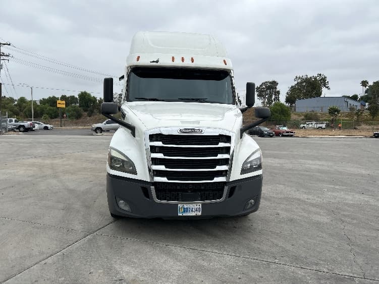 2021 Freightliner Cascadia in Fontana, CA — photo 2