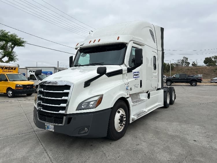 2021 Freightliner Cascadia in Fontana, CA — photo 3