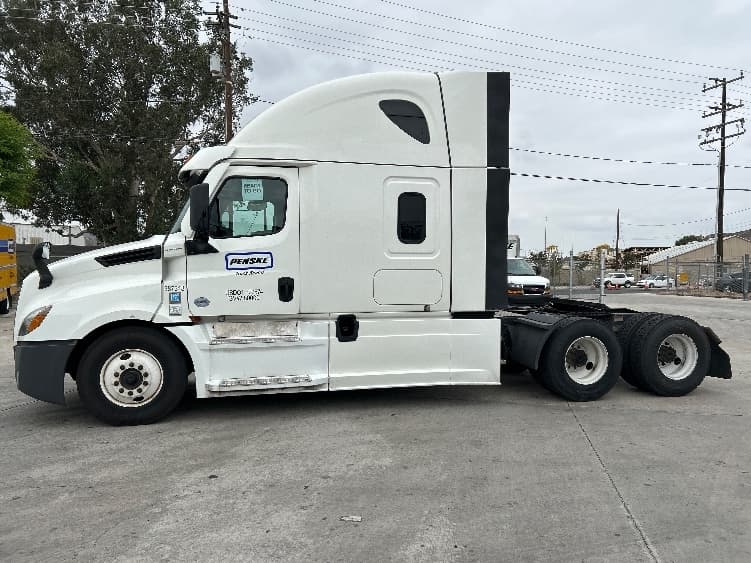 2021 Freightliner Cascadia in Fontana, CA — photo 4
