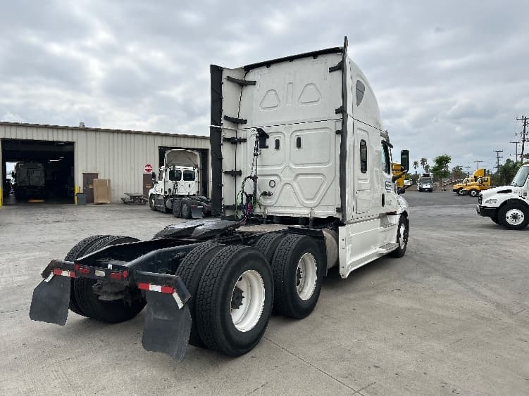 2021 Freightliner Cascadia in Fontana, CA — photo 7