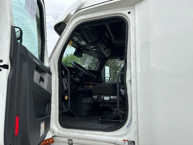 2021 Freightliner Cascadia in Fontana, CA — photo 9