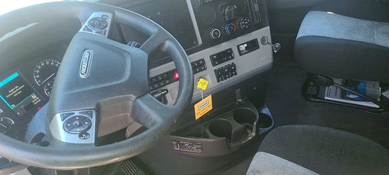 2021 Freightliner Cascadia in El Paso, TX — photo 10