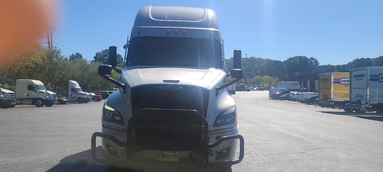 2021 Freightliner Cascadia in El Paso, TX — photo 2