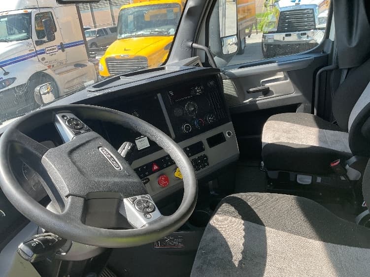 2021 Freightliner Cascadia in Moberly, MO — photo 10