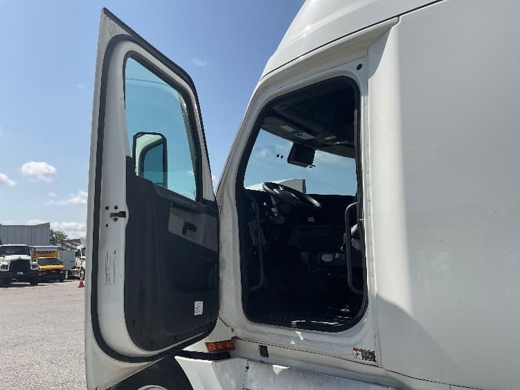 2021 Freightliner Cascadia in Moberly, MO — photo 9