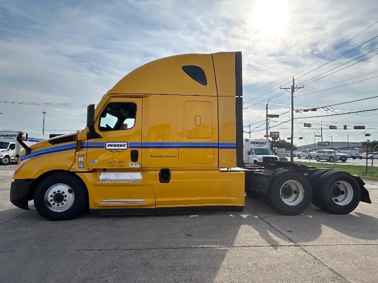 2022 Freightliner Cascadia in Beaumont, TX — photo 4