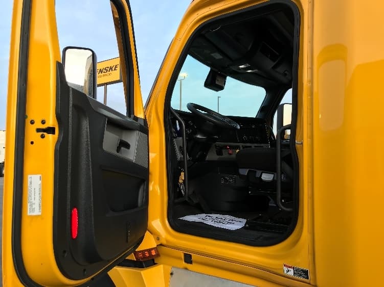 2022 Freightliner Cascadia in Kansas City, MO — photo 9
