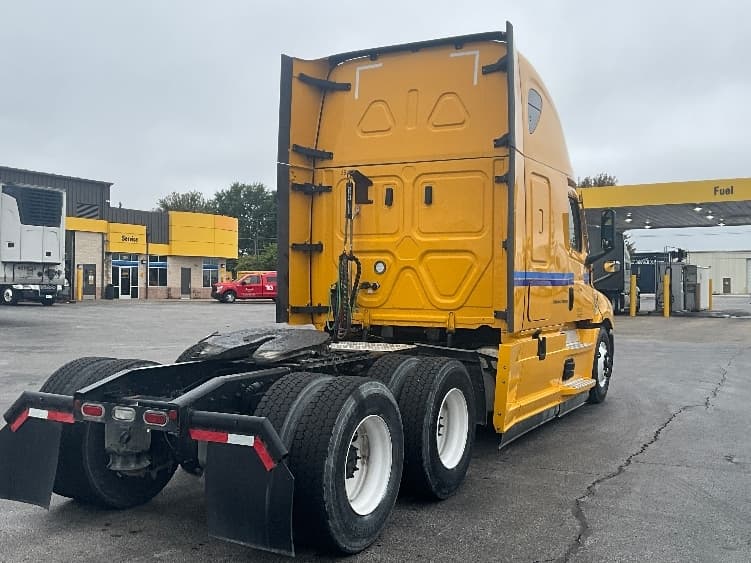 2022 Freightliner Cascadia in Springfield, MO — photo 7