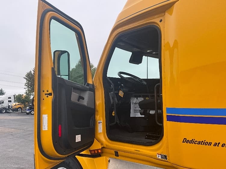 2022 Freightliner Cascadia in Springfield, MO — photo 9