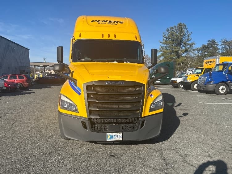 2022 Freightliner Cascadia in Fredericksburg, VA — photo 2