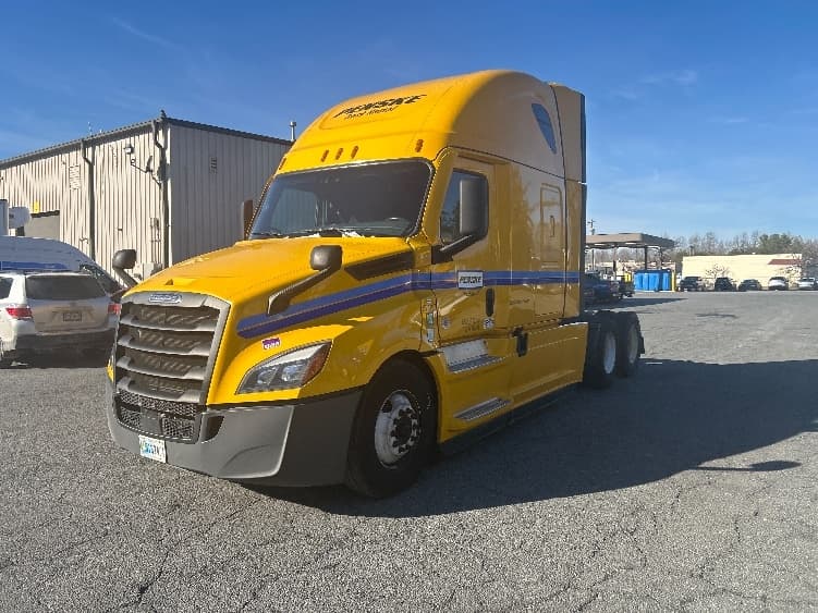 2022 Freightliner Cascadia in Fredericksburg, VA — photo 3