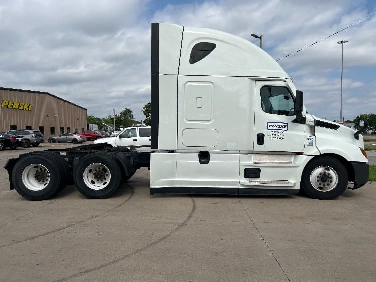 2021 Freightliner Cascadia in La Porte, IN — photo 8