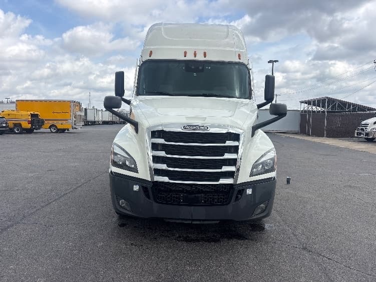 2021 Freightliner Cascadia in Piqua, OH — photo 2