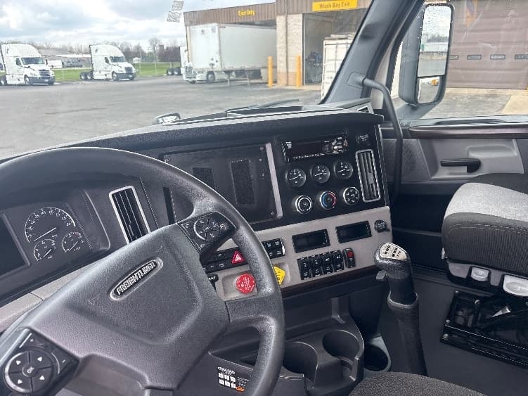 2021 Freightliner Cascadia in Piqua, OH — photo 10