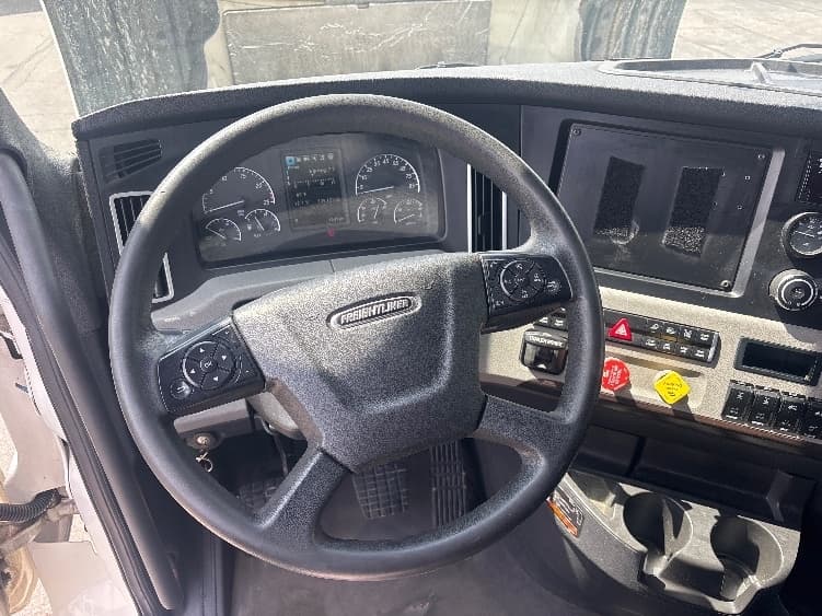 2021 Freightliner Cascadia in Piqua, OH — photo 10