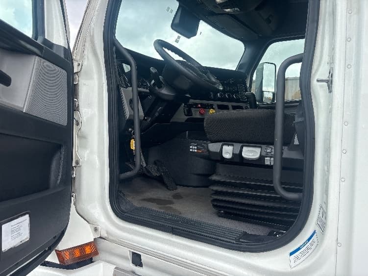 2021 Freightliner Cascadia in Piqua, OH — photo 9