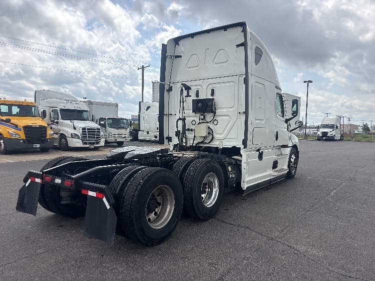 2021 Freightliner Cascadia in Piqua, OH — photo 7