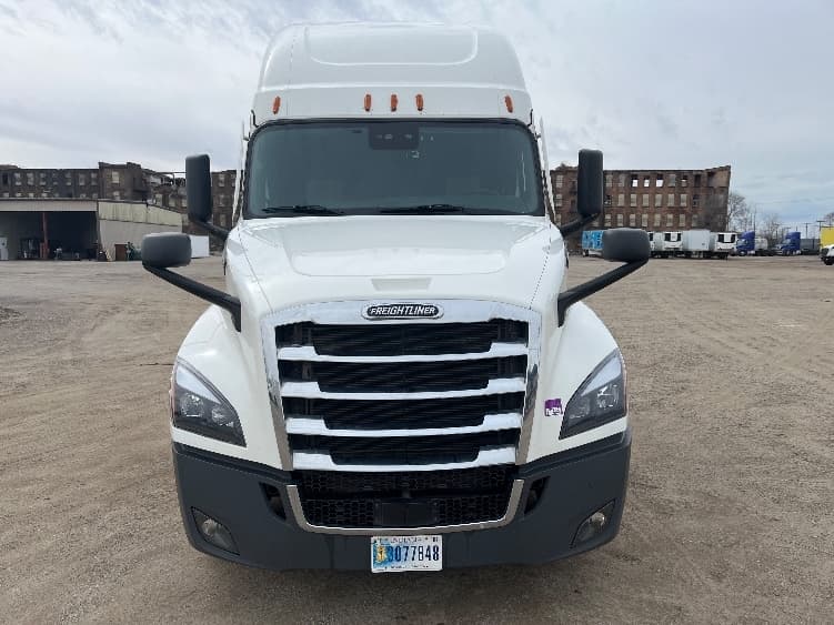 2021 Freightliner Cascadia in Piqua, OH — photo 2