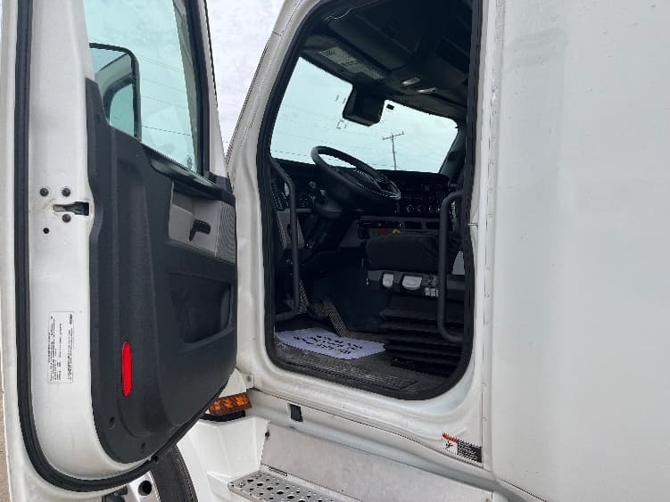 2021 Freightliner Cascadia in Piqua, OH — photo 9
