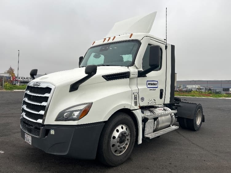 2022 Freightliner Cascadia in Stockton, CA — photo 3