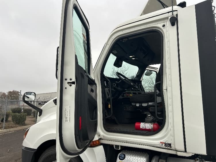 2022 Freightliner Cascadia in Stockton, CA — photo 9