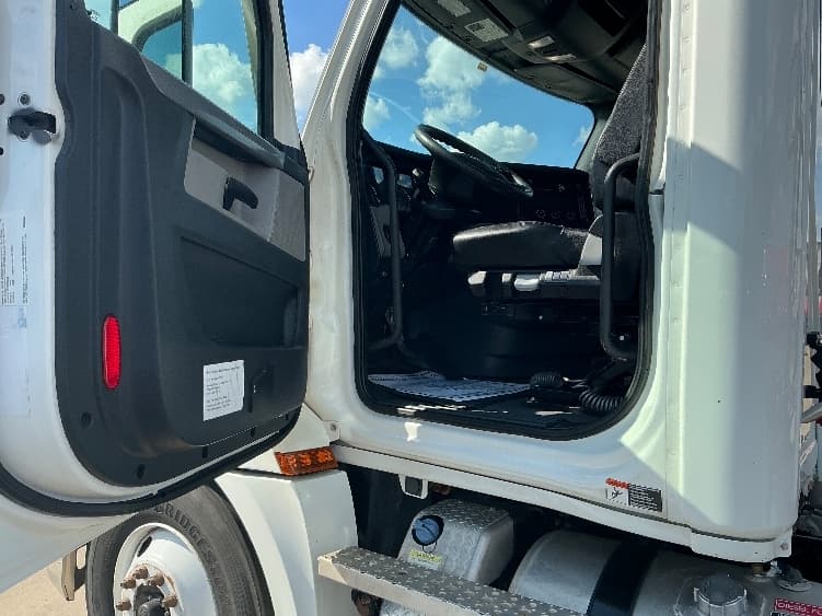 2022 Freightliner Cascadia in Tulsa, OK — photo 9