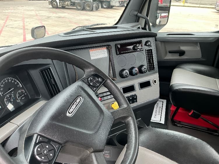 2022 Freightliner Cascadia in Tulsa, OK — photo 10
