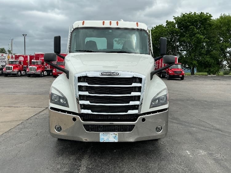 2022 Freightliner Cascadia in Tulsa, OK — photo 2