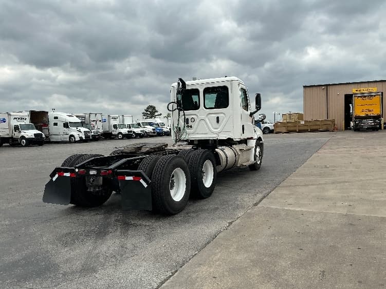2022 Freightliner Cascadia in Tulsa, OK — photo 7
