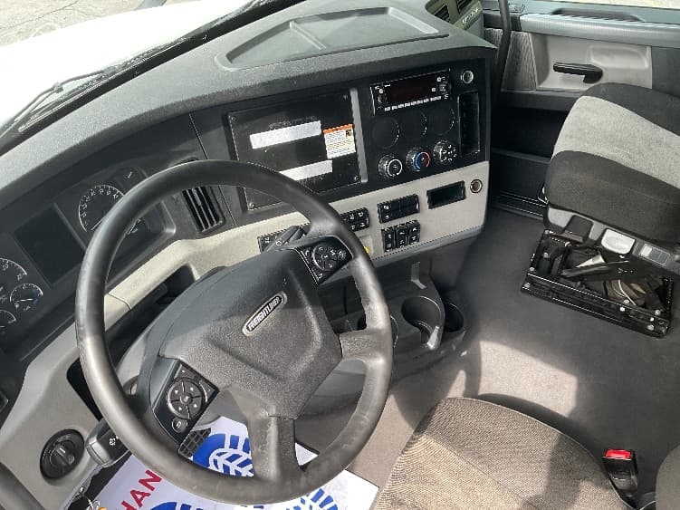 2022 Freightliner Cascadia in La Porte, IN — photo 10