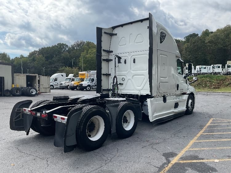 2022 Freightliner Cascadia in La Porte, IN — photo 7
