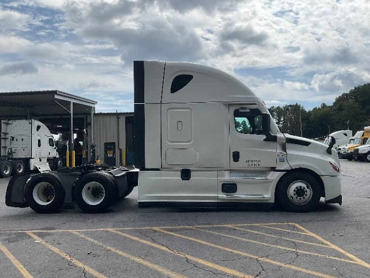 2022 Freightliner Cascadia in La Porte, IN — photo 8