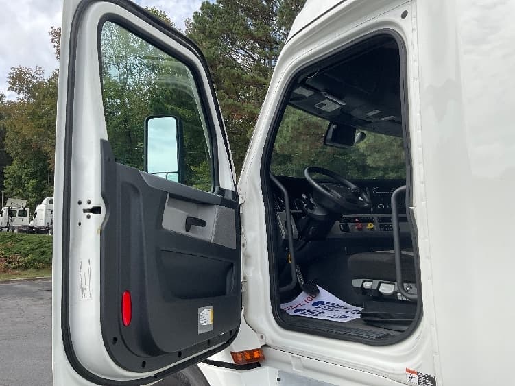 2022 Freightliner Cascadia in La Porte, IN — photo 9