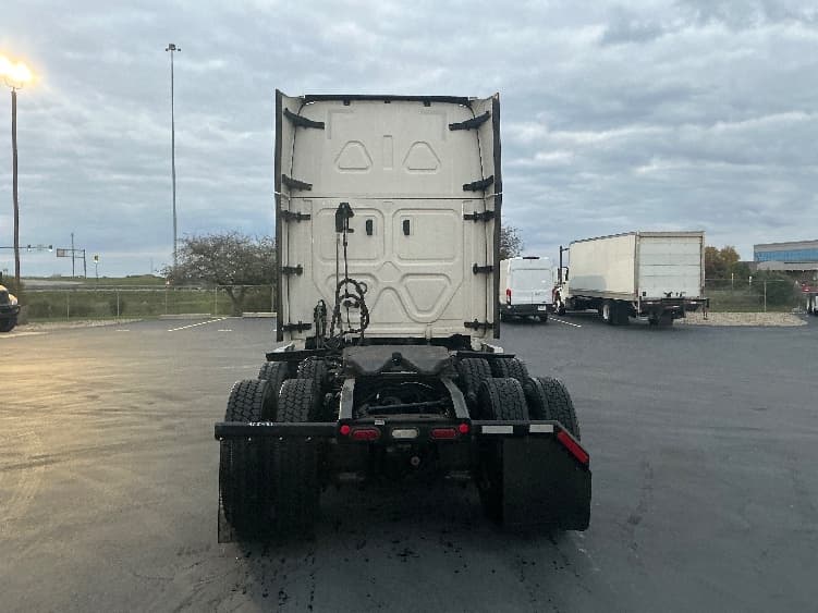 2022 Freightliner Cascadia in Columbus, OH — photo 6