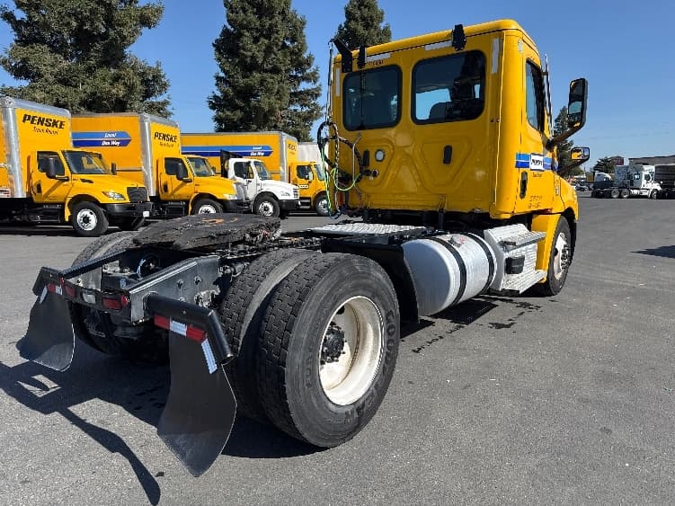 2022 Freightliner Cascadia in West Sacramento, CA — photo 7
