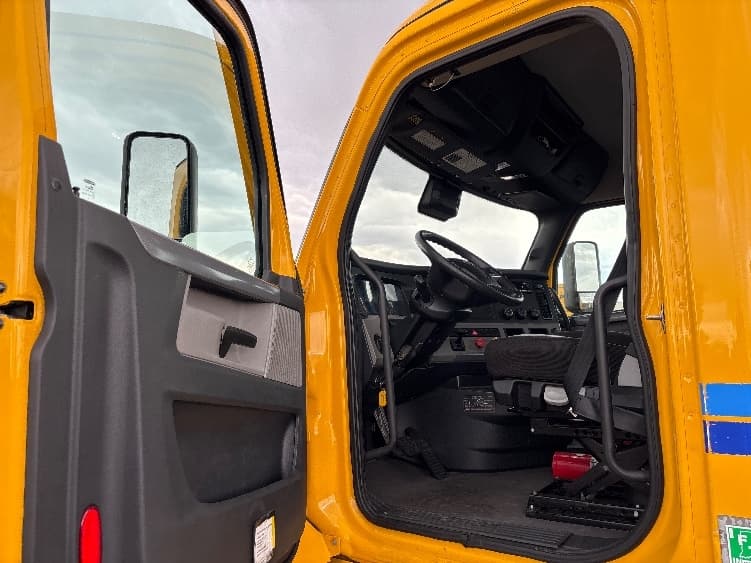 2022 Freightliner Cascadia in Denver, CO — photo 9