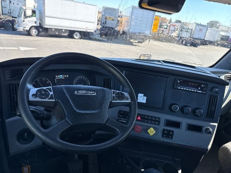2022 Freightliner Cascadia in West Sacramento, CA — photo 10