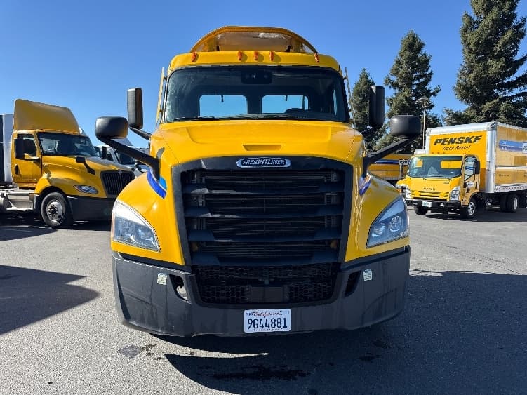 2022 Freightliner Cascadia in West Sacramento, CA — photo 2