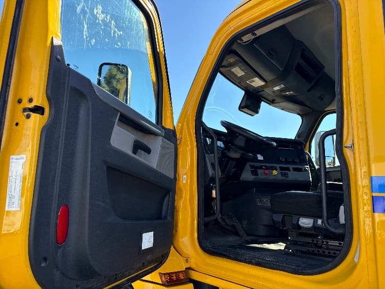 2022 Freightliner Cascadia in West Sacramento, CA — photo 9