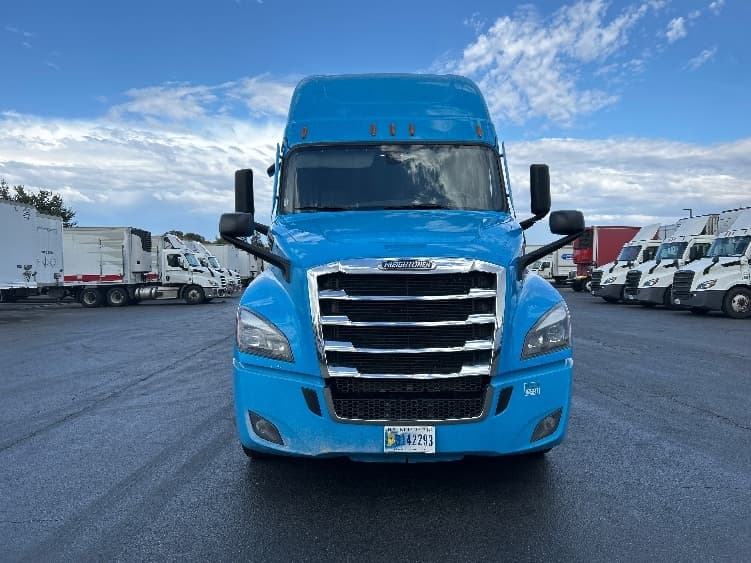 2022 Freightliner Cascadia in West Sacramento, CA — photo 2